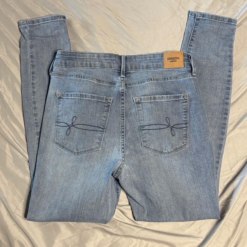 Denizen Levi’s Women’s Light Wash Mid Rise Skinny Jeans - Picture 5 of 7